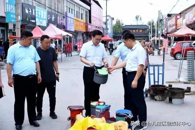 台儿庄:刘涛带队到涧头集镇召开镇域环境现场办公会