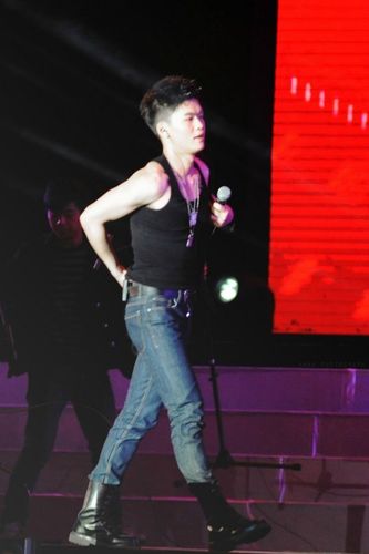 [#宁桓宇# 广巡穿衣9连拍] 你以为只有脱衣服最闪瞎人