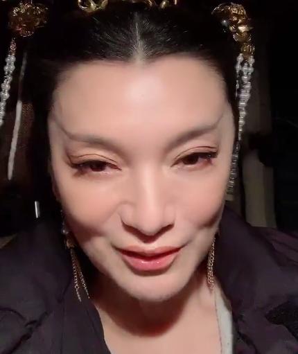 细看不难发现,阎青妤的面部似乎不那么自然,眼妆显得眼睛十分狭长