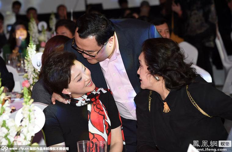 杨澜与老公吴征台下亲吻秀恩爱高清大图