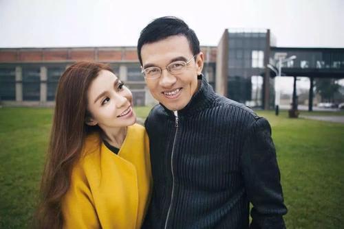 最后一位就是张政与颜倩,颜倩主持过《晚间新闻》,《早间新闻》等