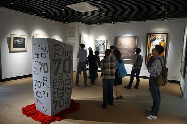 观众在参观画展