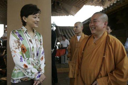 释永信:谢谢你对少林寺的支持啊! 杨澜:别客气,大师,都是朋友嘛!