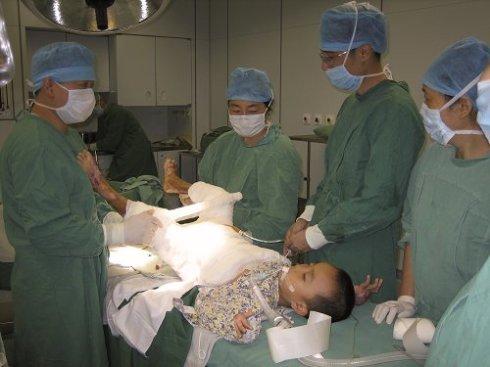 手术现场.上海《新闻午报》供图