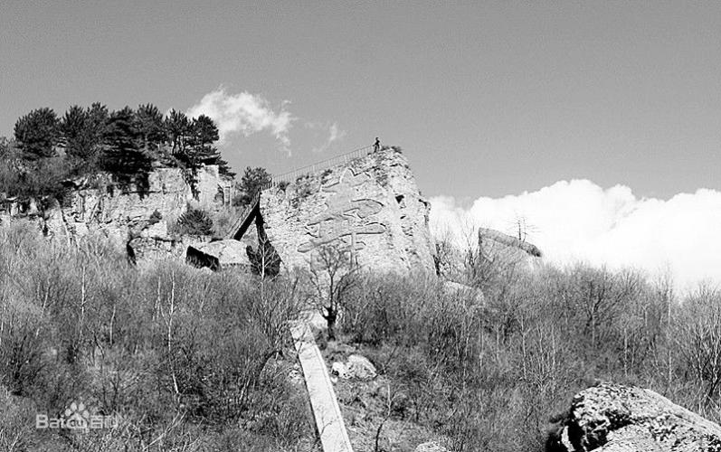 白龙山又称"虹霓山",古时山上有寺,历史悠久.