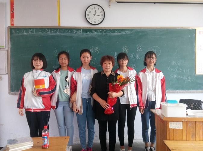 莒县六中优秀教师风采——张金芬 慈母心肠严父面 春蚕志愿红烛魂