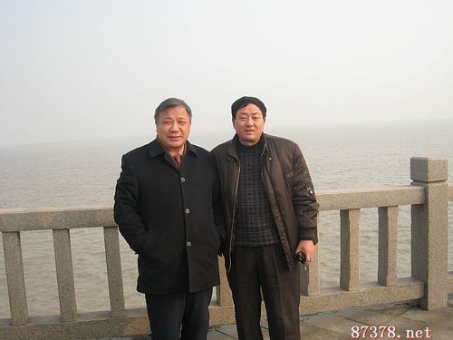 张荣华和王建在一起.