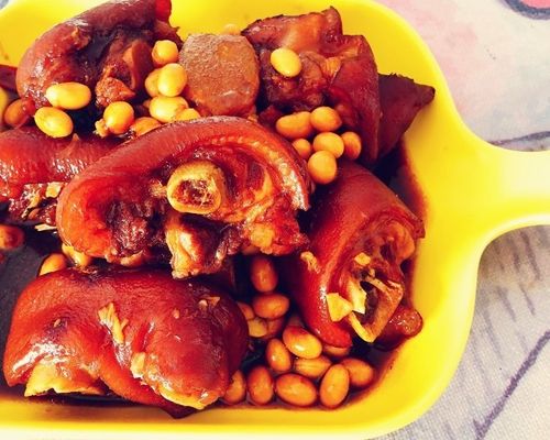 (这时刻能够干其他工作,不必管炖锅的优点)猪蹄软烂甜美无比,黄豆也很