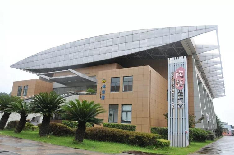 鄞江中学利用暑假对整个校区进行了升级改造.