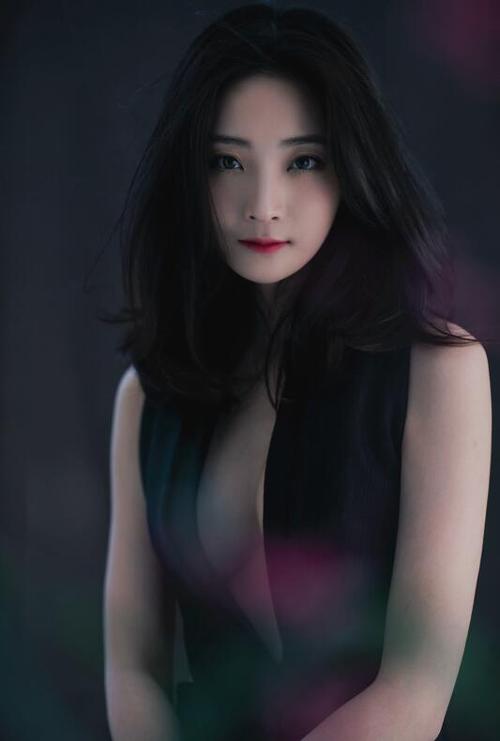 苑子艺黑白时尚大片 性感妩媚展窈窕身姿