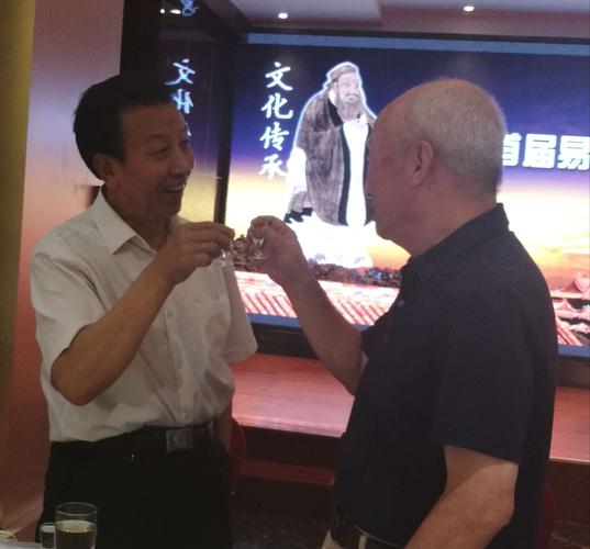 天水伏羲女娲文化研究学者,导师刘孝义(左).