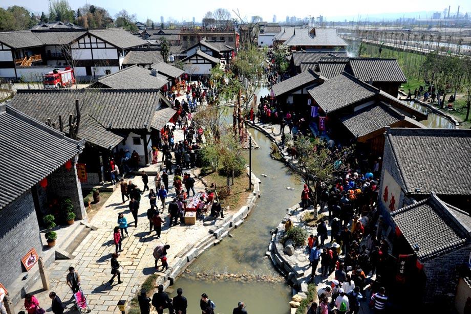 汉中诸葛古镇开园 演绎三国文化