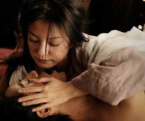 中赵薇和陈坤的火辣床戏公之于众,赵薇的投入陈坤的默契,让电影未公映