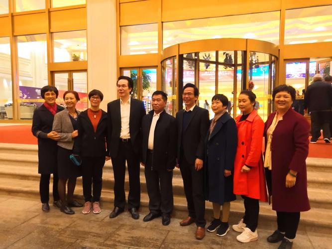 白金汉爵集团老总胡金泉设宴为老同事们接风洗尘,安排