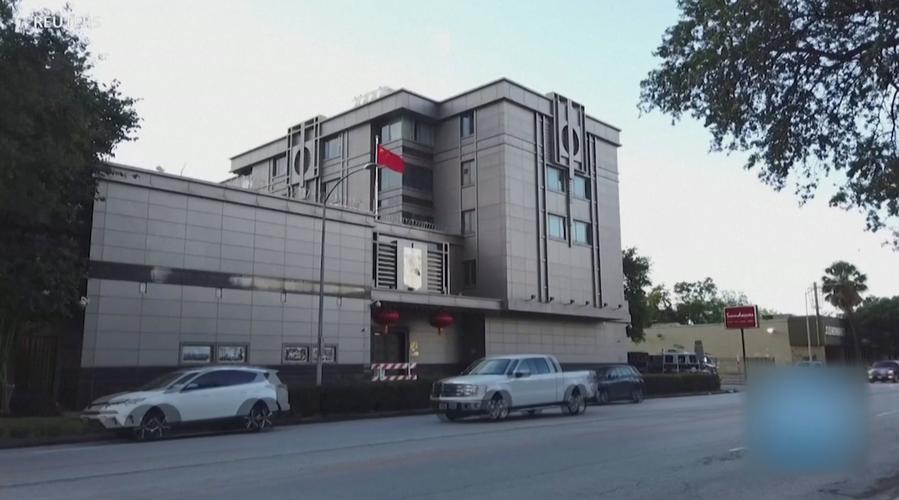 美国警方封锁街道,多名警员戒备,一群执法人员试图强行闯入总领馆