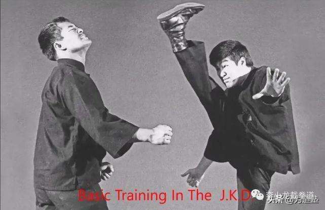 图说:李小龙icon1967年亲自示范的截拳道腿法