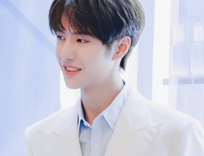 王一博个人简历资料王一博年龄多大他的女朋友是孟美岐吗