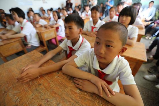 云南省沾益县鸭团村小学的学生在"超级课堂"第一课上