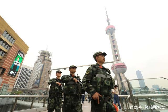 武警官兵在陆家嘴环岛巡逻 .