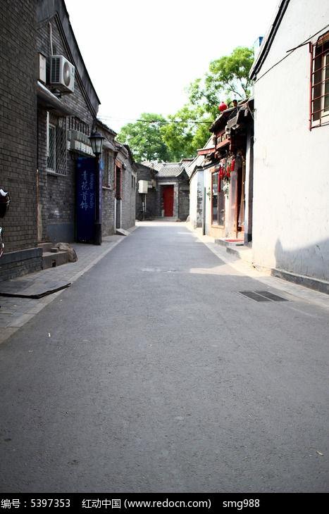 北京胡同里寂静的柏油路面