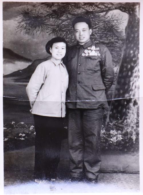 1950年小姑(王秀民)也报名参军了.