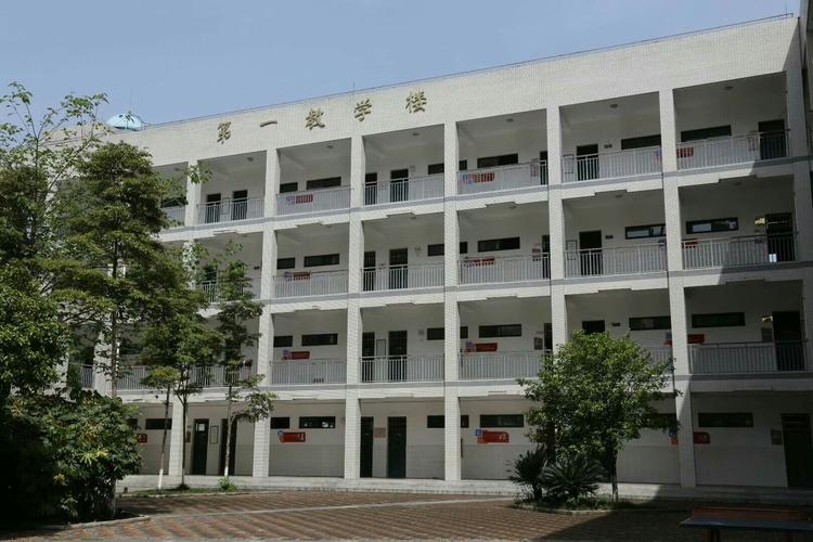 5.12地震灾后重建的中江县御河中学校