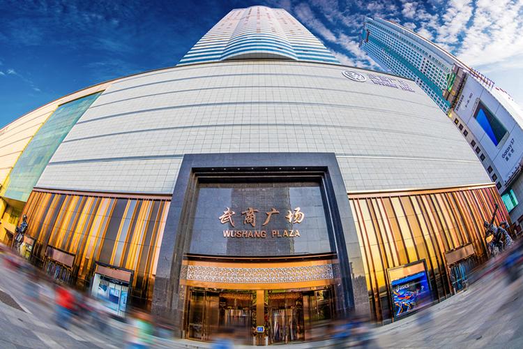 城由武汉国际广场,武商广场(原武汉广场)和世贸广场三大购物中心构成