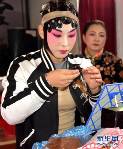 在河北省唐山市丰润区小张各庄镇,评剧团演员在化妆(12月12日摄).