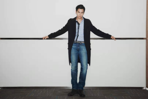 彭于晏穿搭典范,轻松打造炫酷男神风?