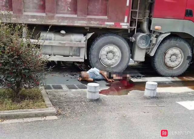 融水苗都大道发生惨烈车祸,现场血肉模糊,慎入.