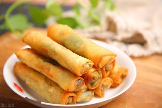 立春吃春饼,那南方朋友则吃春卷的比较多,比起北方常见的豆沙馅甜春卷