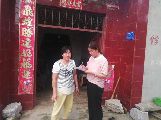 "8月25日,南阳市卧龙区蒲山镇村民闫荣年拿着自己的参保单乐呵呵地说.