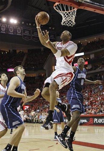 麦迪必须做出负重单脚原地跳跃的动作,来增强小腿肌肉力量