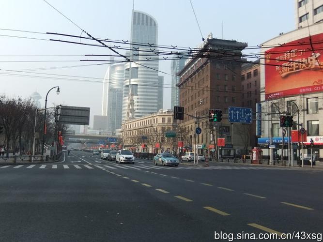 淮海东路西藏中路十字路口一侧.