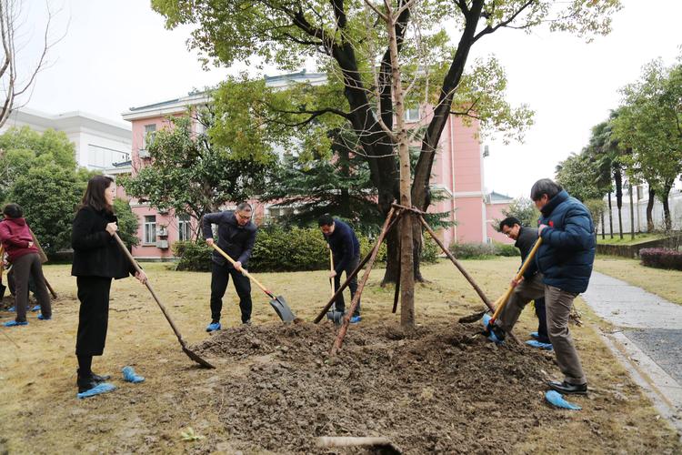 我校举行"相约绿色,扮靓校园"义务植树活动