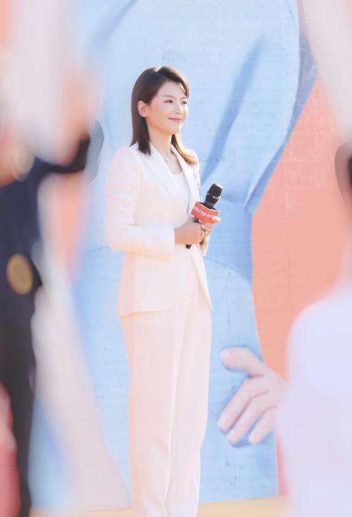 刘涛出席活动曝光新造型,白色套装加身,肌肤胜雪气色好