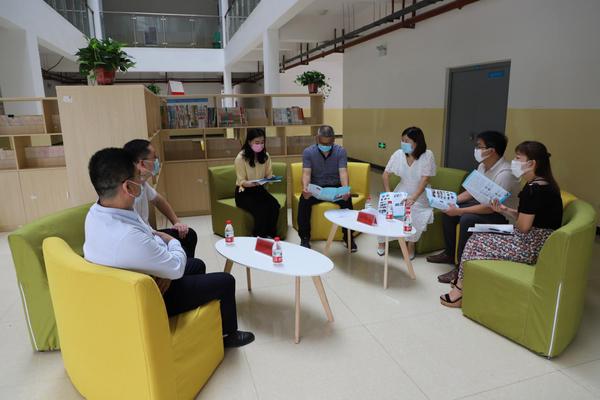 双方在休闲阅览处讨论交流信息化教学