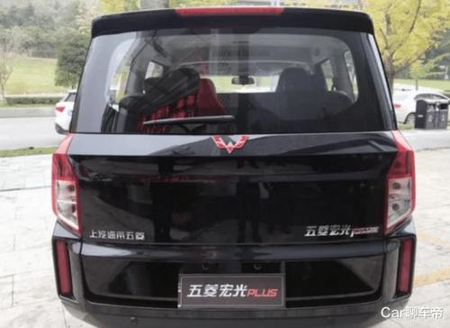五菱宏光"黑骑士"太帅,6万多起内饰升级,轴距2米8配7座