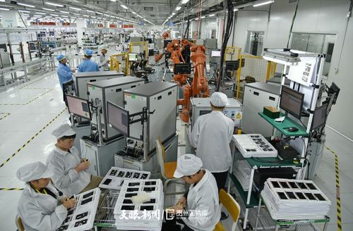 工人在贵安新区富士康(贵州)第四代绿色产业园的生产线上抢抓订单生产