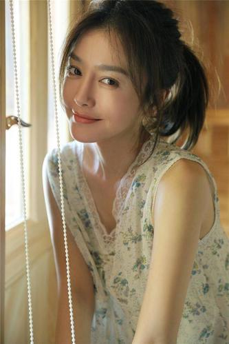 为黄晓明赔违约金,替陆川垫钱,"好女友"秦岚为何如今还一个人?