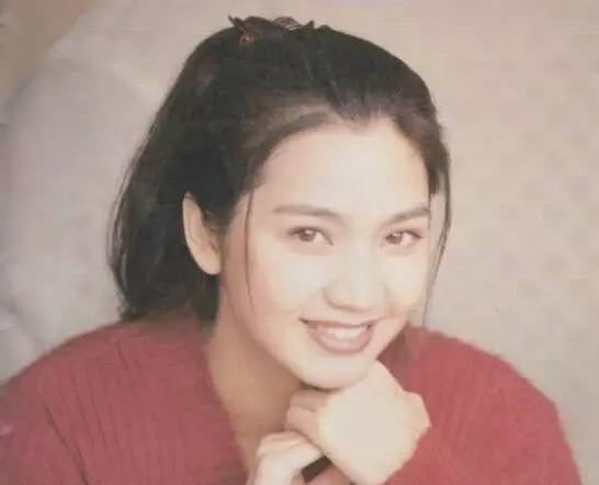生于1971年的洪欣是标准的美人,浓眉大眼,无论古装