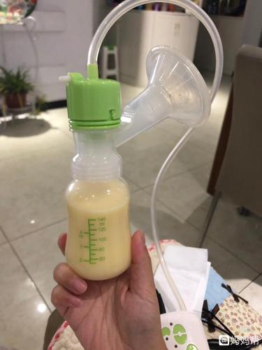 这是刚吸出来的奶水                        