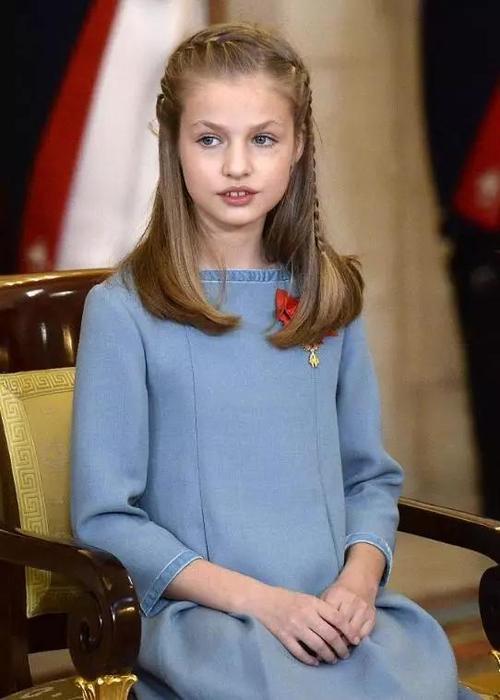 不敢冷!13岁莱昂诺尔公主1年皆穿裙装,现未来王后的"高级腿"