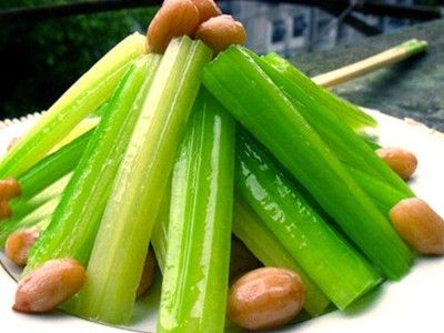 生活卫士 菠菜,西兰花等深绿色蔬菜中所含的矿物质有助于在牙齿表面
