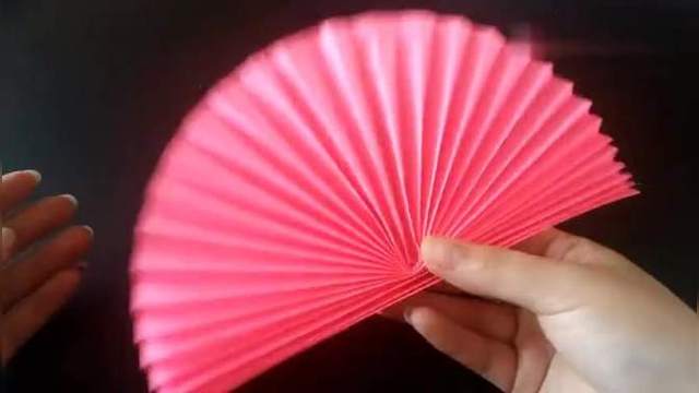 仙气十足的折纸扇子,做法简单关键漂亮,一张纸折几下就可以
