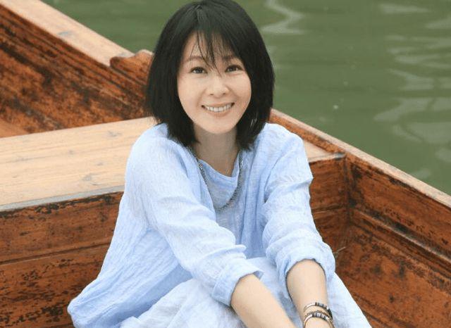 52岁刘若英的少女感十足,依然青春靓丽,瘦身秘诀值得借鉴