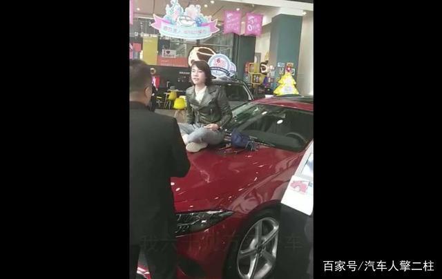 西安奔驰事件和解,兰州奔驰女车主再上演"坐机盖",过
