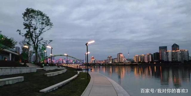 美丽的绵阳-黄昏时的三江半岛广场