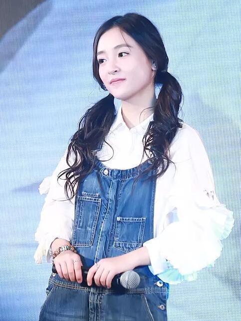 当红女星赵丽颖唐嫣周冬雨刘亦菲穿背带裤,最好看的竟是她?