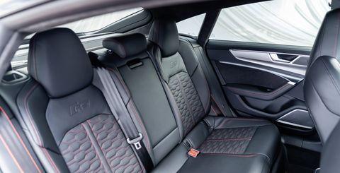 rs7 sportback前排运动座椅有着不错的皮革装饰,后排座椅也可以容下三